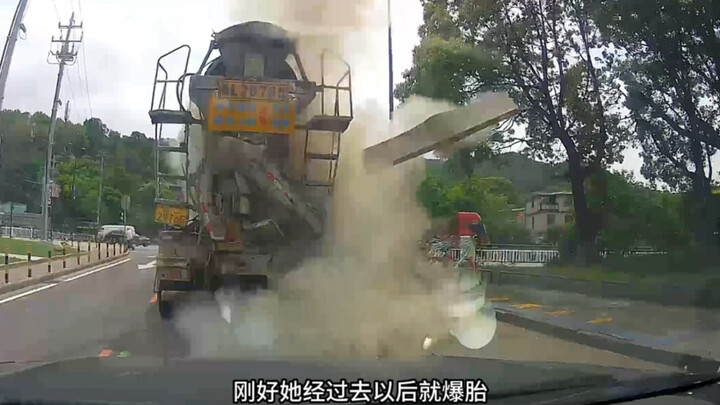 Vỡ lốp xe lớn đáng sợ đến mức nào? Cô gái trẻ đi ngang qua chiếc xe lớn thì đột nhiên bị nổ lốp, chắ