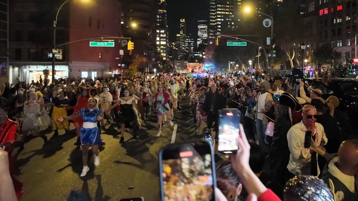 كيف هو شعور مشاهدة رقصة ثريلر في ساحة الهالوين الأمريكية مباشرةً؟