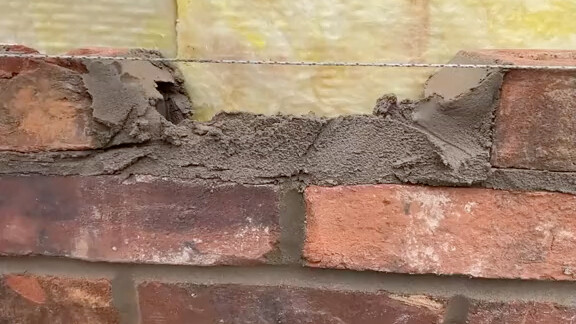 ผนังอิฐแดงสุดสวย ฝีมือช่างเก๋าเก่งจริงๆ วางเรียงกันเป๊ะราวกับเป็นพื้นผิวเดียวกัน ปริมาณปูนก็พอดีสุดๆ