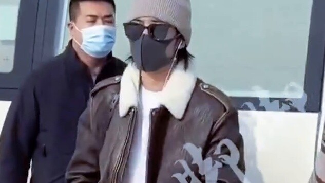 Wow, high definition! Such a stunning face! ! The real handsomeness is that even with a hat, mask an