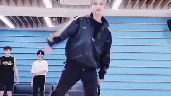 เฟลิกซ์ตอนนี้หล่อมากเลย! #STRAYKI