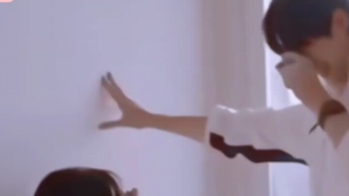 Ngay cả nam diễn viên cũng ủng hộ CP của mình. Thật tuyệt khi thấy nam chính đuổi theo xe buýt. Cảm 