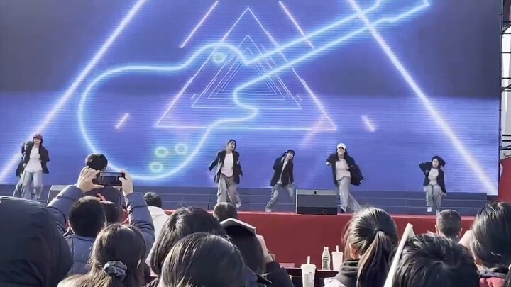 It's so cool, there are siren and boom boom bass on New Year's Day, Photographer: Chapter 9 Invitati