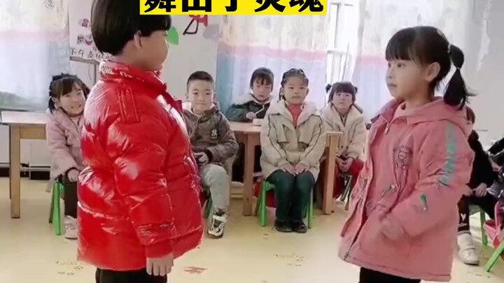 Bài hát Mân Nam còn có thể chơi theo cách này sao? Hai em bé dễ thương nhảy múa ăn ý, nhảy ra cả lin