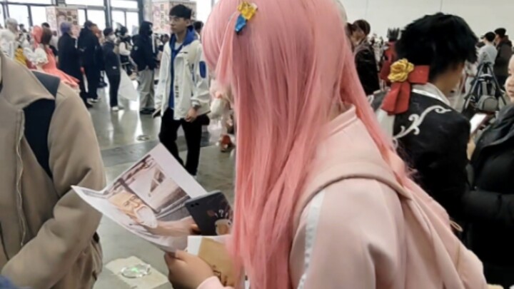 Khi tôi gửi những bức ảnh khó hiểu cho coser tại hội chợ anime