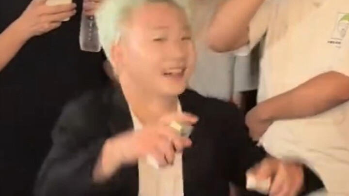 وانغ بيان يعلم المعجبين مباشرة كيفية رقصة "رقصة فنغروانغ وانغ" (تعليم الرقص بزاوية 360 درجة)