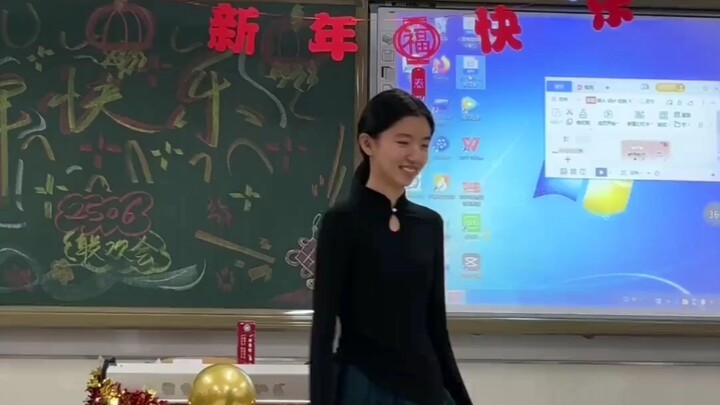 رقصة حفل رأس السنة الدراسية للصف الثانوي