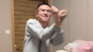 赚麻了户晨风直播间破百舰，回馈粉丝跳科目三拙手笨脚感觉白刷了，不如AI！
