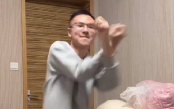 赚麻了户晨风直播间破百舰，回馈粉丝跳科目三拙手笨脚感觉白刷了，不如AI！