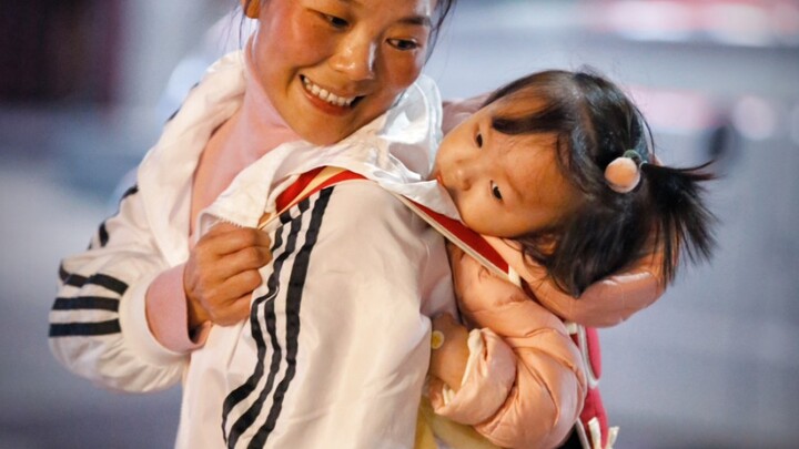 每个妈妈都曾是个孩子，她也想找个地方躲雨。可走过泥泞，发现自己却变成了屋檐。
