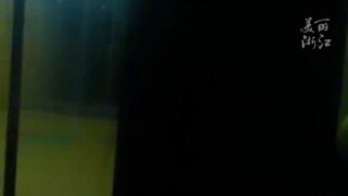 عندما رأى سيارة شرطة على الطريق، توقف على الفور وتعثر...