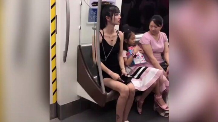 Gadis di kereta bawah tanah ini tidak masuk akal?