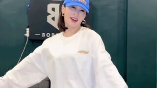 KARA unites to help Jung Nicole ride the wind and waves!