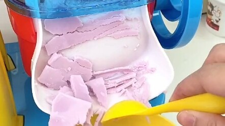 Cái máy làm kem tròn hồi bé cứ thèm thuồng mãi giờ mình đã học được cách chơi rồi! Về nhà là tự do l