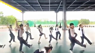盘点学校操场上的舞者，一个比一个惊艳 #学校操场上从来不缺舞者 #操场上从来不缺舞者 #这个夏天我的热舞dna动了 #舞蹈