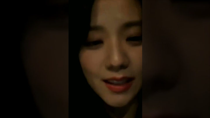 Jisoo sings 'On The Ground' by ROSÉ