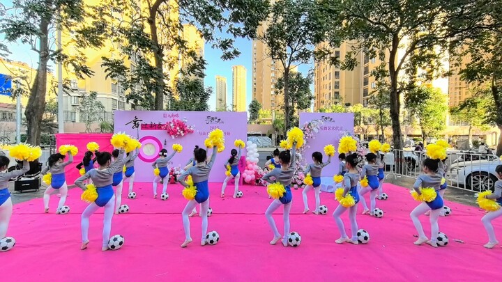 "Woosa Woosa" Sepakbola Bayi Pemandu Sorak