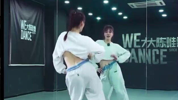 A full-time mother teaches herself jazz dance at home in her free time, 5 hip sets to practice