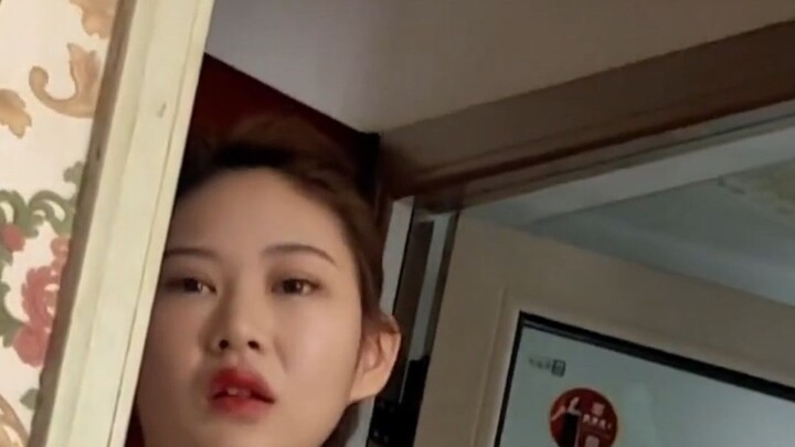 “ทำไมต้องแสกกลางล่ะ?” “ห้ามกลับคำนะ!”