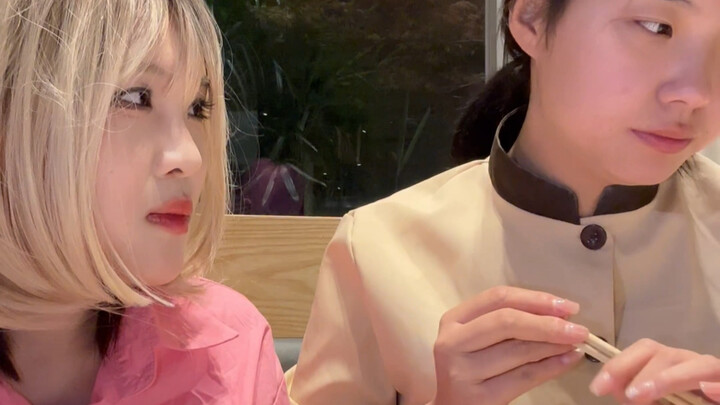 今天吃饭王妈一句话没讲，最爱的蒸虾一口没吃，急的我把劳力士都给她了还是不见她笑，这样下去不行啊，家里地都没人拖了，你们说她在想什么呢，真的比顾景琛的心思还难猜