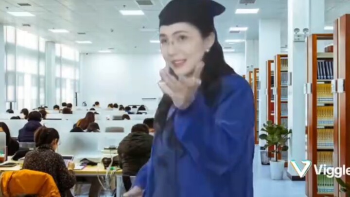 เรากำลังต้อนรับนักศึกษาหยางที่มาที่ห้องสมุดมหาวิทยาลัยอู่ฮั่นเพื่อเรียนหนังสือร่วมกันที่โต๊ะเดียวกัน