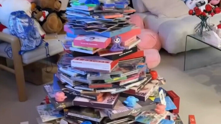 A Christmas tree made of Twice albums by a fan