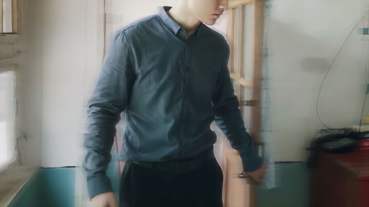 أضحكني حتى الموت! من قال إن أدائه يستطيع أن يتفوّق على الممثلين الأربعة الجدد دفعة واحدة؟ هاها!