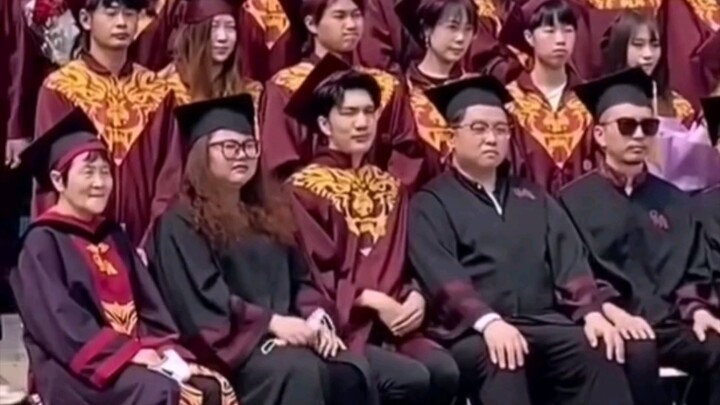 Have you mastered Han Meijuan’s signature fake smile yet?