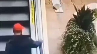 Nhân viên trung tâm thương mại: Thưa dì, khu vui chơi trẻ em ở tầng ba.