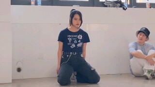 当一个宅舞人在街舞社的考核上跳宅舞