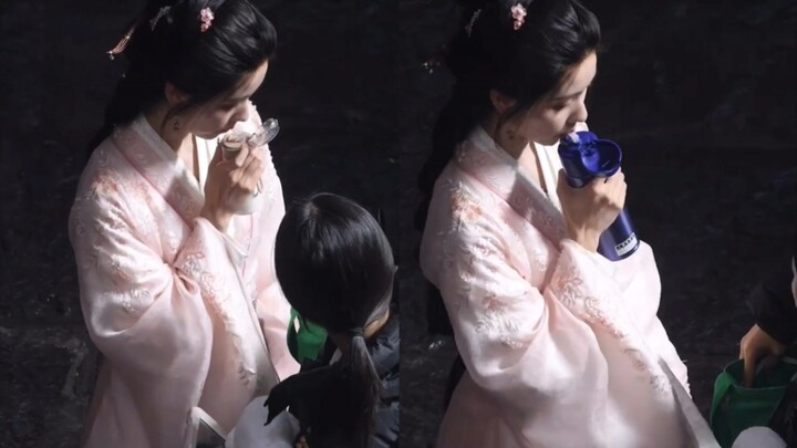 Why does Chen Du always drink water using two cups every time...?