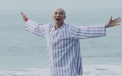 วัยรุ่นป่วยหนักจินตนาการอธิษฐานริมทะเล