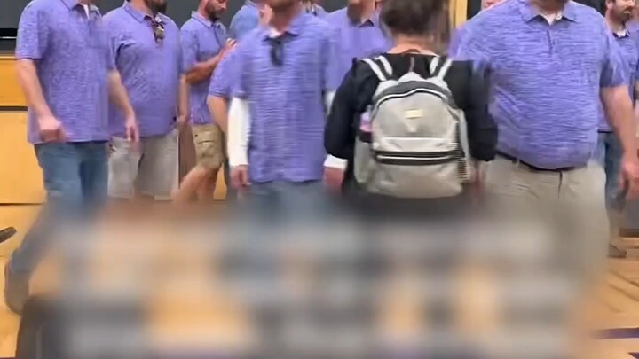 ฉากเด็ดในประชุมผู้ปกครอง: พ่อๆ ใส่เสื้อเหมือนกันทั้งกลุ่ม