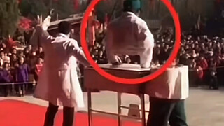 上半身被抬走，下半身竟然还能走！