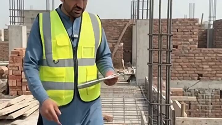 مصری اور کاریگر دونوں ایک جگہ پہ ایک مکان بنا رہے ہیں