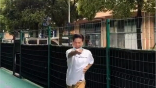 拉丁舞者如何走路？当然是用……
