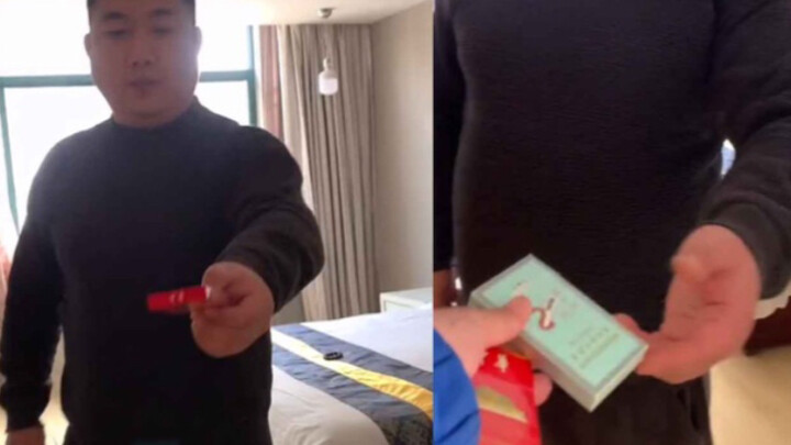 Seorang pengantar barang membeli obat perut untuk seorang pelanggan, tetapi pelanggan tersebut, yang