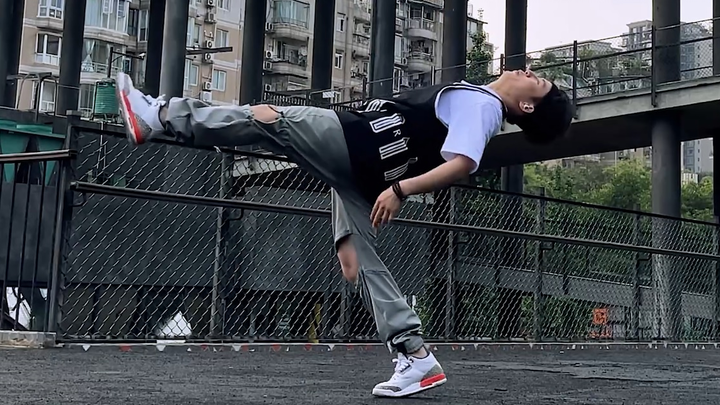 【FLYING BUG】Vũ điệu đường phố ngọt ngào "Pooh Bear"