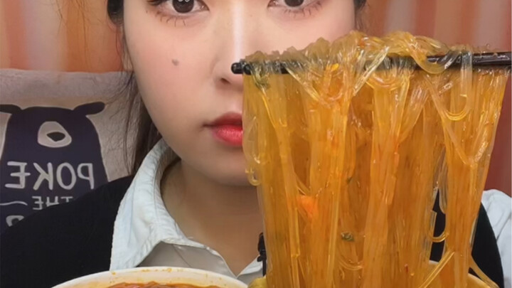 أغمر أربعة عبوات من النودلز في الماء، وألتهمها بشهية، ثم أشرب الحساء حتى آخر رشفة!