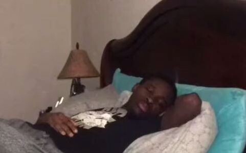 Ketika ibumu membangunkanmu sepuluh menit yang lalu dan kamu mendengar langkah kakinya...