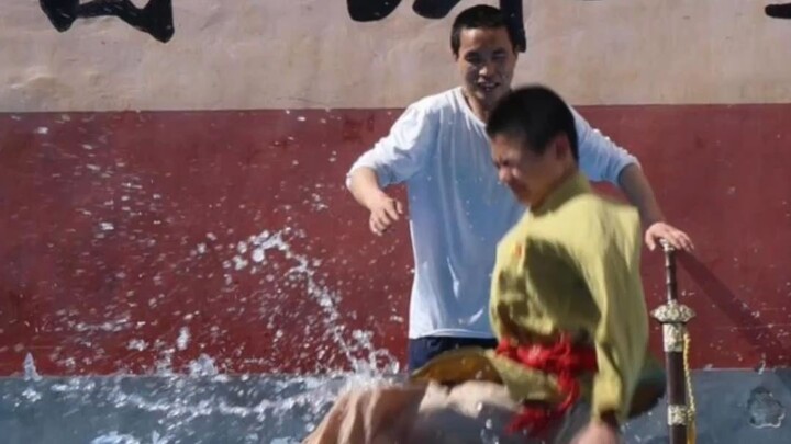 المعلم: ها قد جئتم مرة أخرى لتلعبوا بالماء يا رفاق