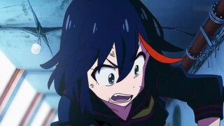 الفتاة ترتدي ملابس النوم وتسحب إلى مغامرة اختبار القوة دون أن تدرك ماذا يحدث