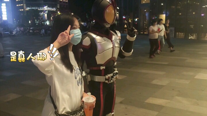 [Kamen Rider Faiz Dream Travel Số 7] Người qua đường và bạn bè đặt câu hỏi liệu đó có phải là người 