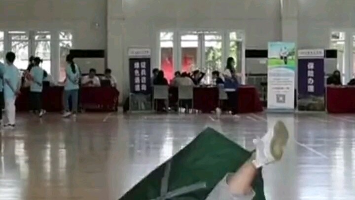 Senior female student helps freshmen carry their luggage; netizens comment: “This job really should 