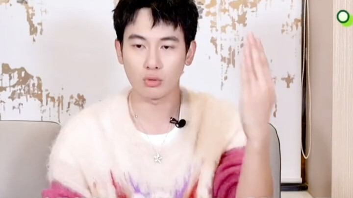 Hu Xianxu explains the downsides of privacy screen protectors to everyone—turns out he's been using 