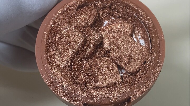 Minggu lalu, itu masih berupa satu kotak eyeshadow tiga warna.