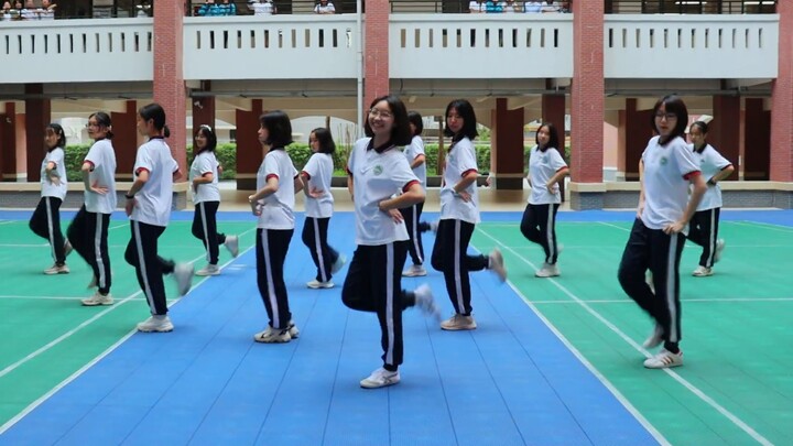 [Kpop|Flash Mob] Siswa sekolah menengah muda menari mengikuti "Dunia" Seventeen!!!