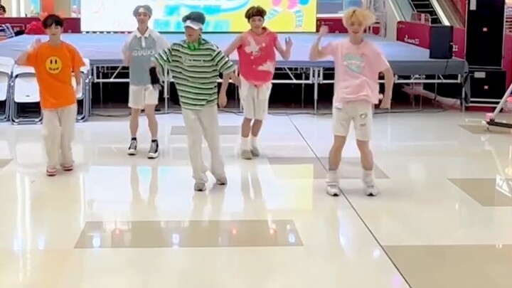 Những chàng trai Powerpuff? Giới tính của mọi người đều thay đổi! Hãy đến và xem 5 cậu bé biểu diễn 