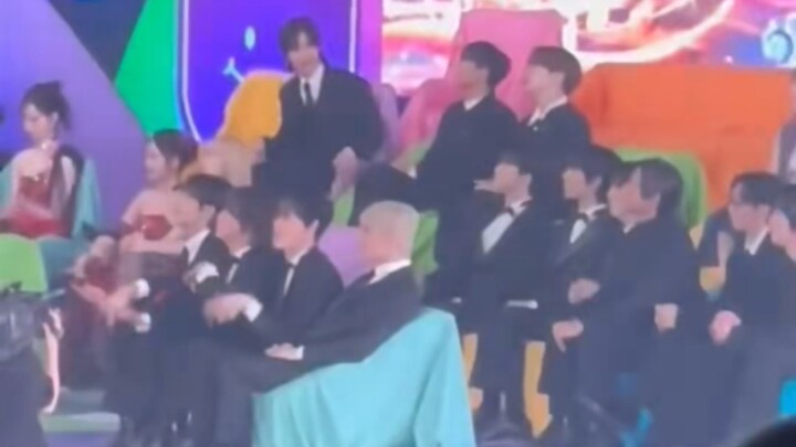 Seniors, great crowd! Let’s all get a guitar—aespa, NCT DREAM, SHINee, and the reactions to RIIZE’s 