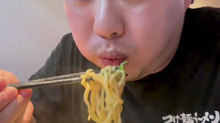 จริงๆ แล้วมีพี่น้องชาวจีนมาทานบะหมี่ที่ร้านฉันบ่อยมาก ทุกคนบอกว่าอร่อยมาก และล้วนเป็นลูกค้าประจำด้วย